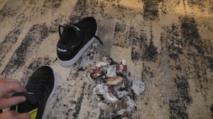 растяжка. кроссовки. кожа.