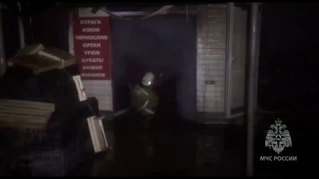 На рынке в Кинеле горят торговые ряды площадью 1500 кв. м смотреть онлайн