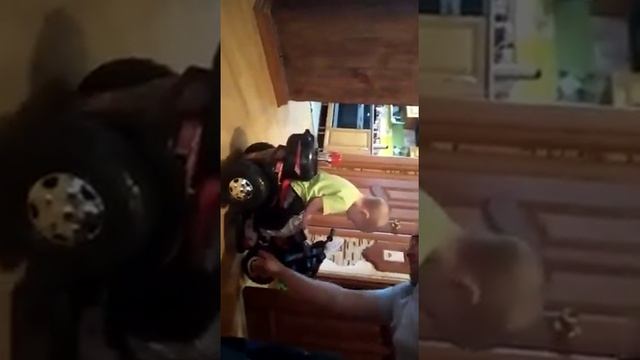 Младшему брату подарили мотоцикл смотреть онлайн