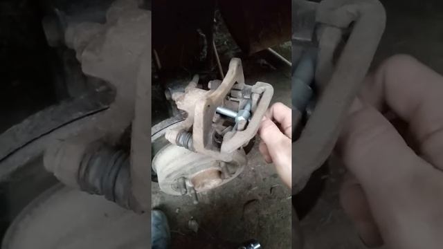 Как разработать заклинивший тормозной поршень