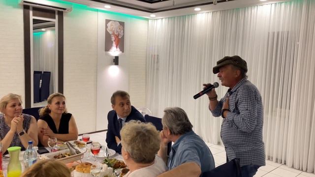 Юбилейный вечер! Что можно мужчине в расцвете желать? Здоровья, энергии, сил, долголетия, Всех благ