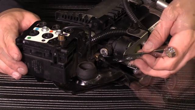 Replacing the Air Susp. Compressor on a Bentey GT & Volkswagen Phaeton with a WABCO pump from Arnot смотреть онлайн