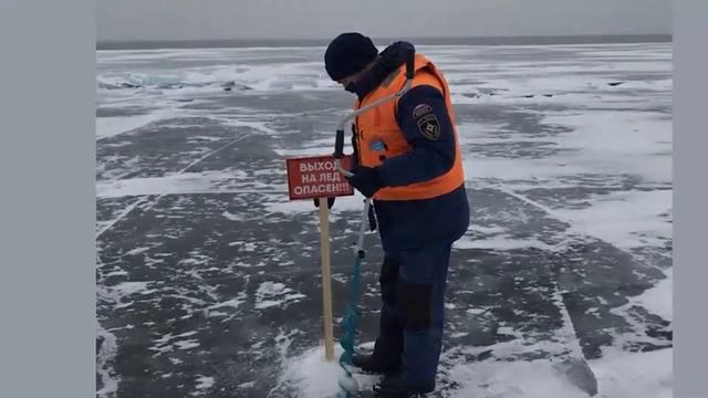 Машина для откачки выгребных ям провалилась под лед на Байкале смотреть онлайн