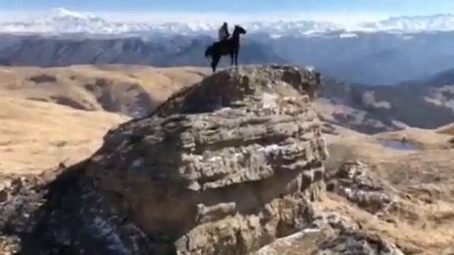 "ЧЁРНЫЙ КОНЬ" - песня на стихи Кайсына Кулиева. Исп. ИГОРЬ КУЗНЕЦОВ смотреть онлайн