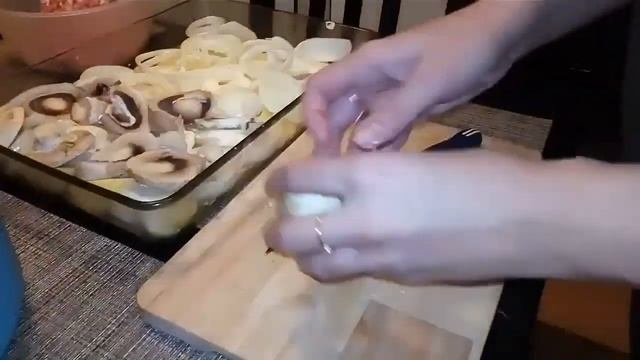 Картошка с грибами и фаршем, запеченная в духовке смотреть онлайн