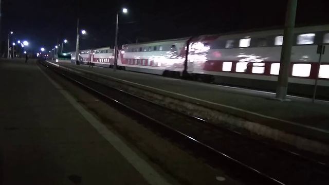 Электровоз ЭП20-026 с поездом "Северная Пальмира" 035 Адлер - Санкт-Петербург смотреть онлайн