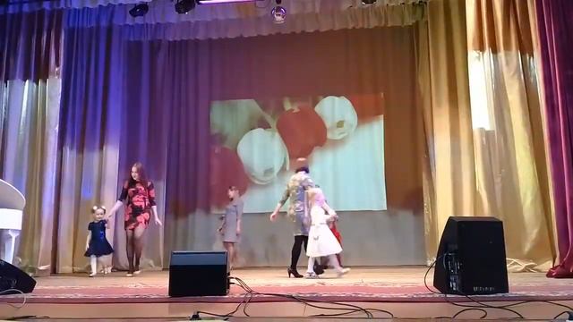 Танец с мамами "Приглашу я мамочку танцевать" смотреть онлайн