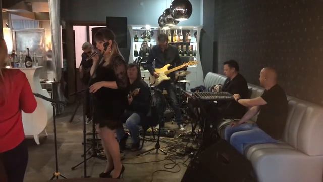 Мега-популярная "No Roots"! смотреть онлайн