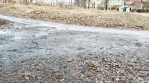 Снега уже нет, вода и грязь! Ребёнок с ДЦП на инвалидной коляске гуляет на свежем воздухе с радио!