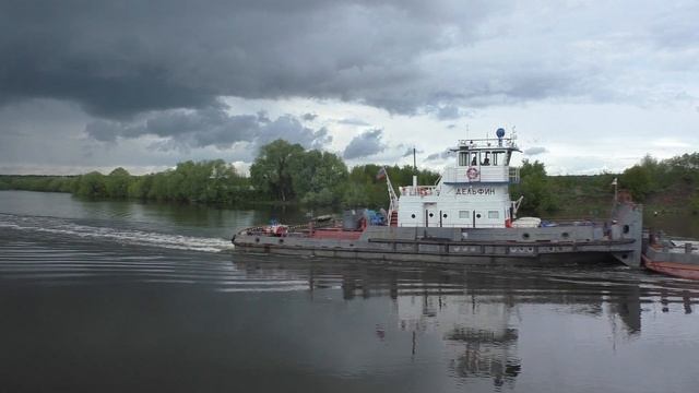 Буксир-толкач Дельфин с баржей Т-301 идет вниз по Москва-реке смотреть онлайн