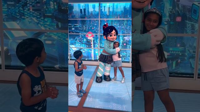 Disney World/Disneyland Characters at Magic Kingdom, Hollywood Studio, and EPCOT | Mickey Mouse | смотреть онлайн