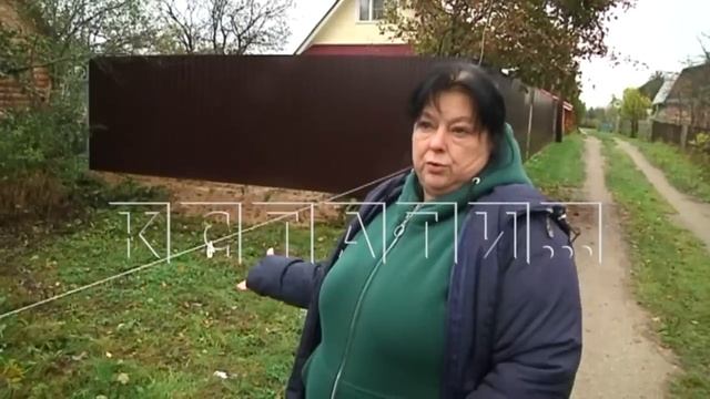 Рядом с местом, где погиб ребенок от обрыва провода, вот уже неделю лежит такой же оторванный кусок смотреть онлайн