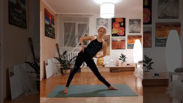 Уттхита Триконасана смотреть онлайн