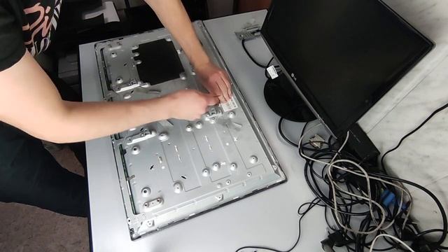 Полная разборка телевизора LG 32LF560V Complete disassembly of LG 32LF560V TV смотреть онлайн