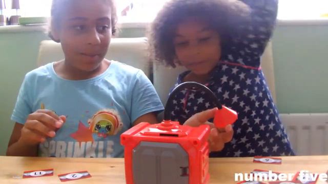 Safe Breaker game | Nat v Rowena смотреть онлайн