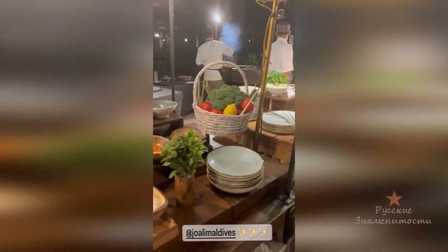Яна Рудковская показывает что на ужине на Мальдивах! смотреть онлайн