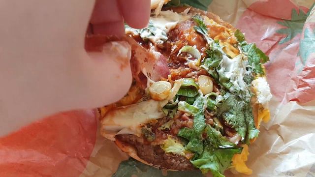 Burger King BBQ Whopper Cheese Hamburger смотреть онлайн