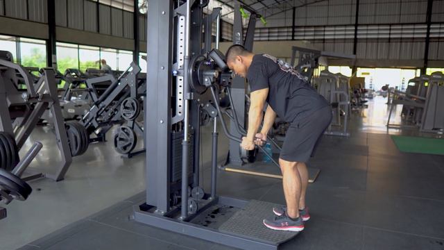 สอนวิธีใช้เครื่อง Standing Flying Flight อกฟูไหล่แน่น! BY.โค้ชปูแน่น | REALGYM смотреть онлайн