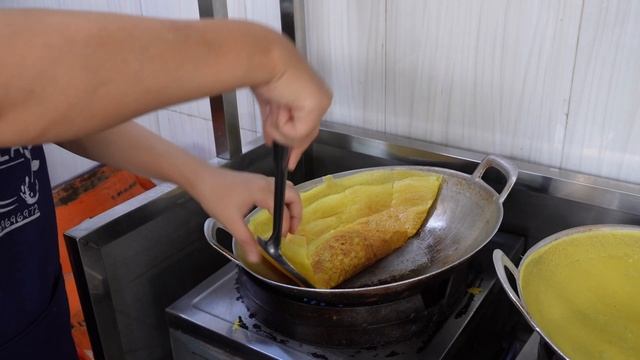 She Can Control 9 Frying Pans Alone | Yummy Crispy Yellow Pancake in Cambodia смотреть онлайн