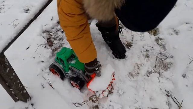 ?ТРАКТОРОМ ЧИСТИМ ДОРОЖКИ! НА ДАЧЕ ЗИМОЙ!? смотреть онлайн