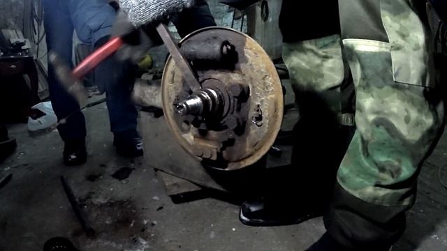 На что смотреть при покупке задней балки на ВАЗ 2110? Как снять диски, колодки, ступицу - серия 3 смотреть онлайн