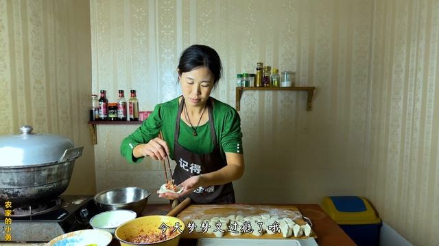 蒸饺还得是猪肉大葱的，咬一口满满肉馅直流油，蘸点醋吃太过瘾了【农家的小勇】 смотреть онлайн