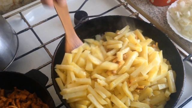 ЖАРЕНАЯ КАРТОШКА С ГРИБАМИ / РЕЦЕПТ ОТ АНДРЕЯ смотреть онлайн