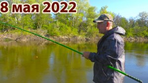 Вечерняя простая рыбалка на поплавок на речке 2022