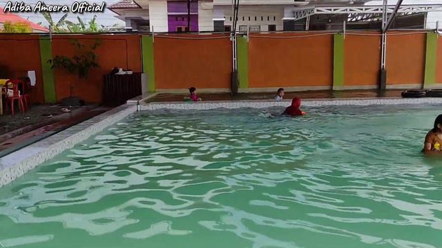 Review Kolam Renang Termewah di Kapuas!!!!!! Adiba & Ameera Langsung Bisa Berenang!!!! смотреть онлайн