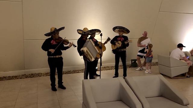 Мексиканские мариачи исполняют "La Bamba" смотреть онлайн