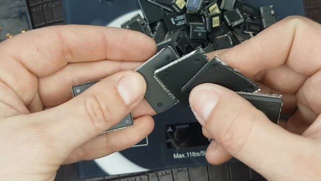 Приёмные керамические процессоры с жёлтым квадратом на плате модуля связи Алькатель смотреть онлайн