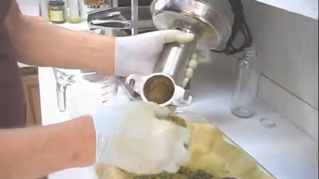 Making single servings of juice on a model 235 Norwalk juicer смотреть онлайн