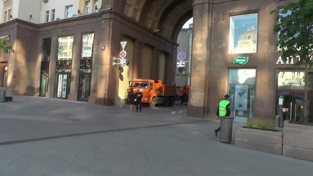 12 июня 2017, примерно 6:30 утра. Тверская, копы, и холуй. смотреть онлайн