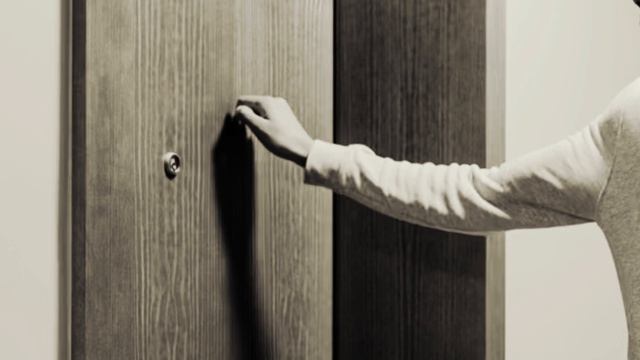 Оно стоит за дверью | Жуткие истории из реальной жизни #истории #мистика #историинаночь смотреть онлайн