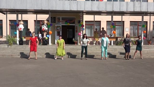 Зажигательный танец первоклашек с мамами смотреть онлайн