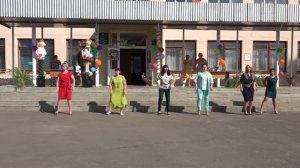 Зажигательный танец первоклашек с мамами