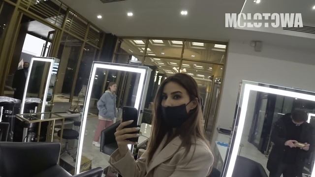 РАЗБИЛИ ТЕЛЕФОН В ТРЕШ-САЛОНЕ / НЕАДЕКВАТНОЕ ПОВЕДЕНИЕ ХАБАЛОК / Треш-обзор салона красоты в Москве смотреть онлайн