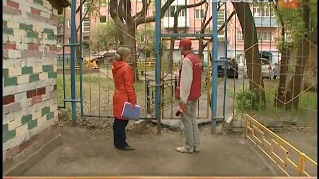 За стальными решётками и заборами под замком... смотреть онлайн