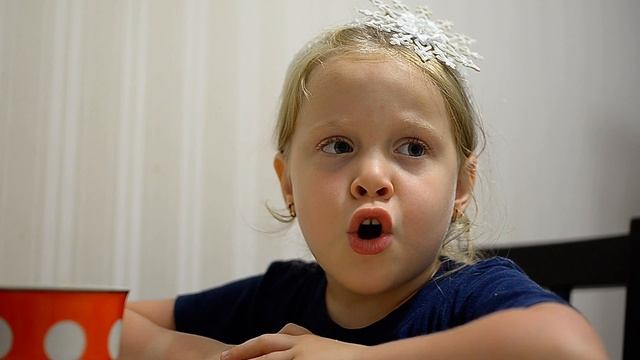 Валя рассказывает сказки смотреть онлайн