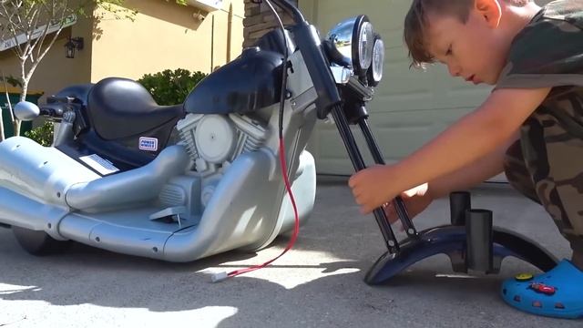 Сеня распаковывает Новый детский Мини Байк Harley-Davidson смотреть онлайн