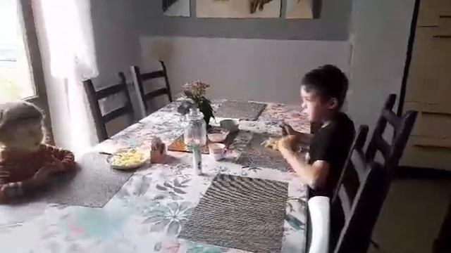 Мама готовит блинчики.ням ням. смотреть онлайн