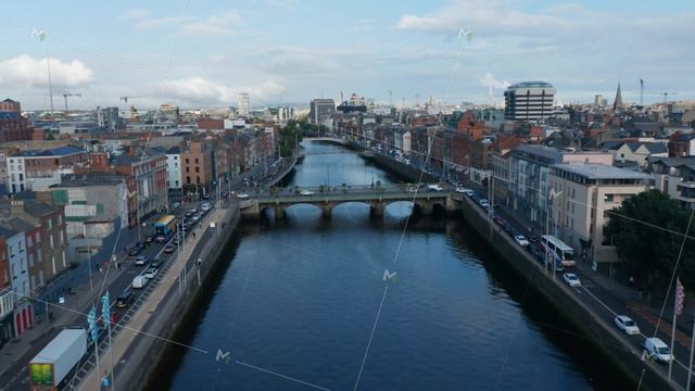 Descending forwards fly above Liffey river near Grattan Bridge. Traffic jam on embankment roads смотреть онлайн