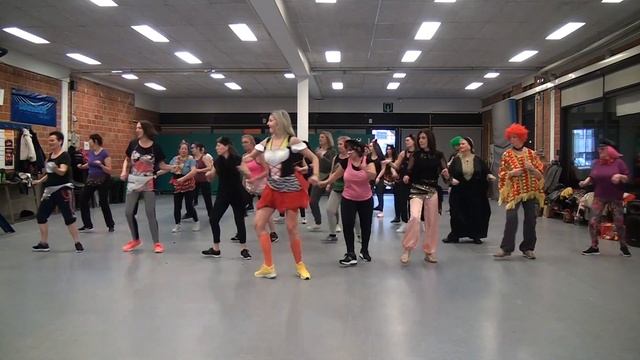 Zumba Gold - bachata - A.B. Quintanilla III y los Kumbia All Starz - Chiquilla (Version Bachata) смотреть онлайн