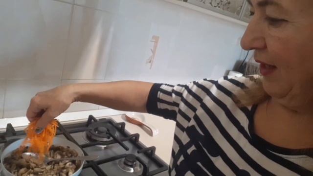 Зеркальный карп с Одесского рынка ,,Привоз", запечёный с грибами. смотреть онлайн