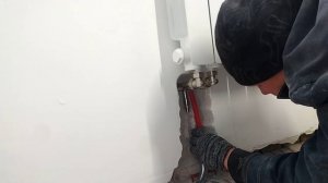 ОБВЯЗКА АЛЛЮМИНИЕВОГО РАДИАТОРА С НИЖНИМ ПОДКЛЮЧЕНИЕМ ТРУБАМИ ИЗ СШИТОГО ПОЛИЭТИЛЕНА.