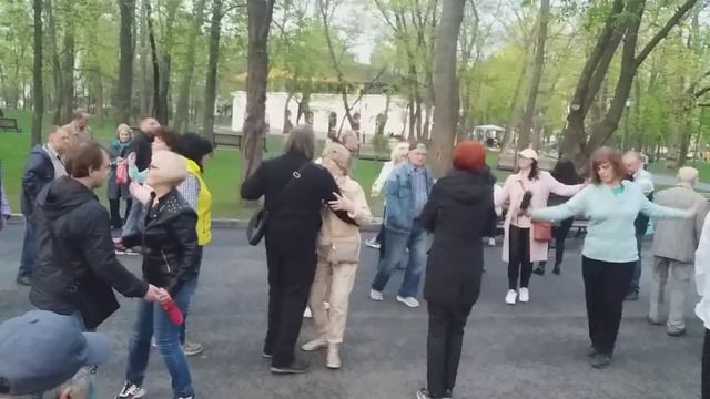 Харьков, танцы в саду, Весёлый танец! смотреть онлайн