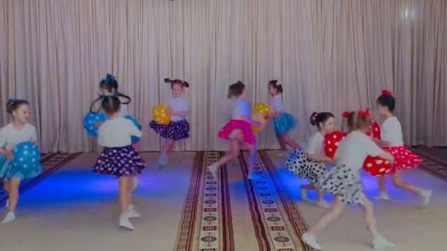 Танцевальный ансамбль Разноцветная страна, танец "Горошинки цветные" смотреть онлайн