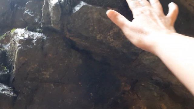 Разделение скальной породы на одинаковые волнообразные полосы.Мощь воды из ниоткуда смотреть онлайн