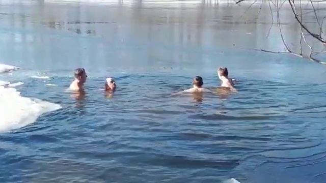 купание инвалидов колясочников Виктора и Игоря в проруби 2.03.2019. МОРЖИ СТОЛИЦЫ смотреть онлайн