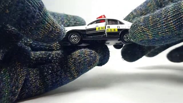 Tomica Toyota Crown no. 92 1/62 2001 Tomy Patrol car смотреть онлайн